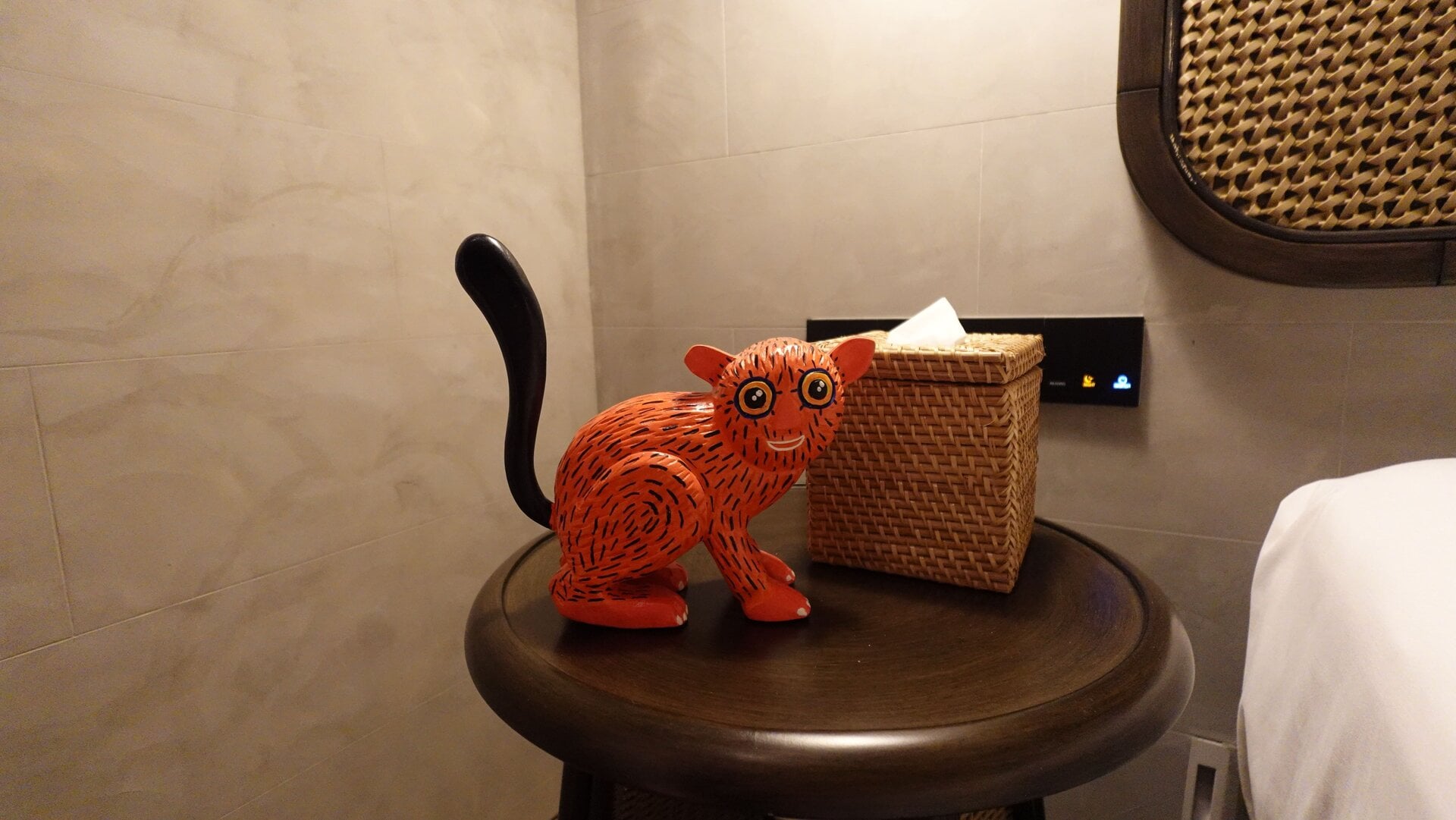 ベッドサイドにはボホール島の名物、メガネザルのターシャが。