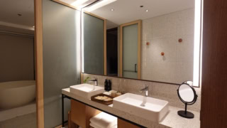 水回りやアメニティも充実。アメニティは環境に配慮されたバンブーやウッド素材を使用したものが用意されています。奥には大きなバスタブも。