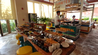 フィリピンは甘いもの至上主義カルチャーなので、デニッシュは全てシュクレ系。後ろのカウンターにはアイスクリームも。朝からアイス、の背徳感も南国だから許されますよね。