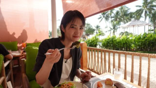 海を眺めながら朝食を楽しめるのも、南国らしくて嬉しい。「ビュッフェって、こんなに食べられないって分かっているのに取っちゃうんですよね…」と話す佑美さん。