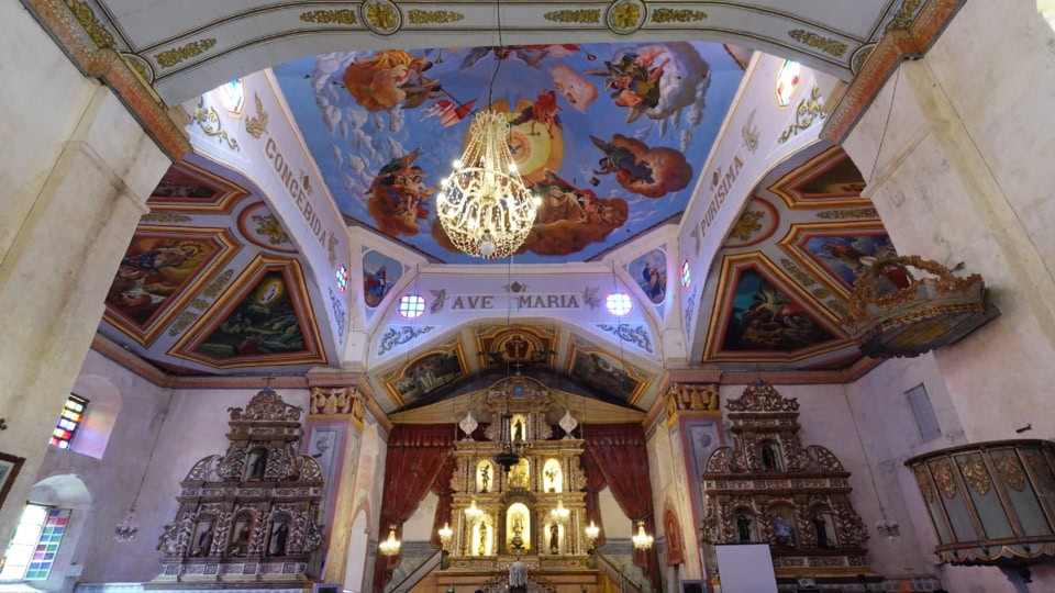 神聖な場所なので、訪れる際は肌が見えないよう羽織ものがマスト。キャップやサングラスも入場したタイミングで外すように。