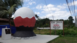 販売所の隣には、立派なオブジェも。文献によるとスペイン統治が始まった16世紀ごろには塩の生産が始まっていたそうですが、ずっと以前から作られていた可能性も十分考えられるそう。