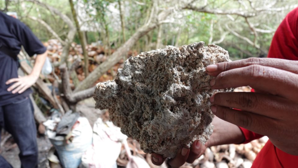 塩の塊。これを再度蒸留させ、より濃度の高い塩にしていきます。