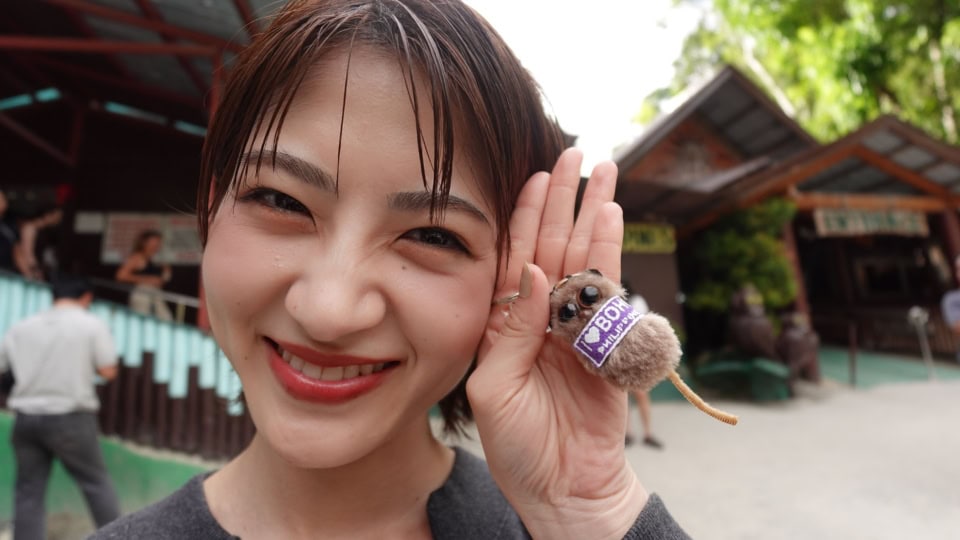 「I♡BOHOL」の文字を纏ったターシャと佑美さん。スタッフたちも色違いのお揃いをしっかりゲット♡