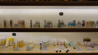 ここでしか買えない、完全オーガニックのコスメもラインナップ。取扱店舗が限られているため、施術は受けずにお土産として買い物に来る方も多数いらっしゃるそう。