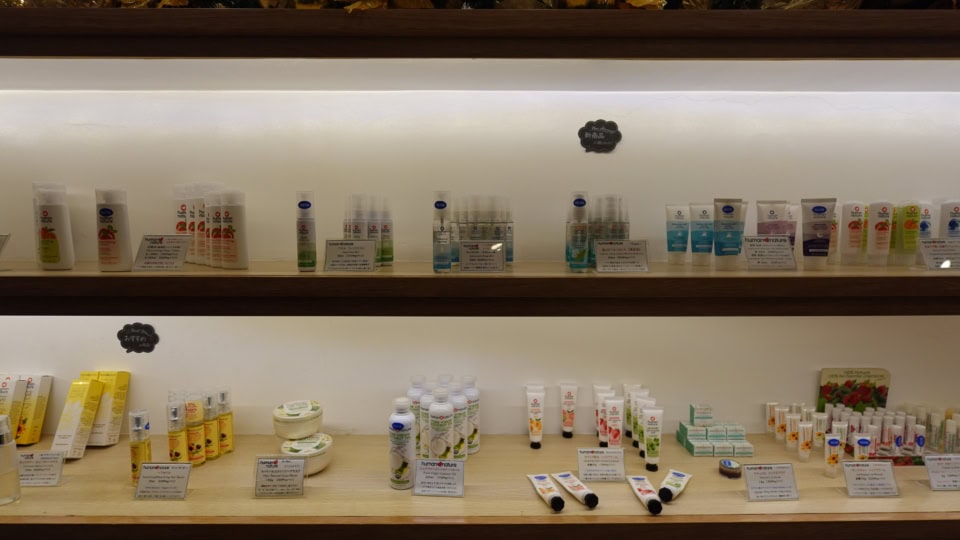 ここでしか買えない、完全オーガニックのコスメもラインナップ。取扱店舗が限られているため、施術は受けずにお土産として買い物に来る方も多数いらっしゃるそう。