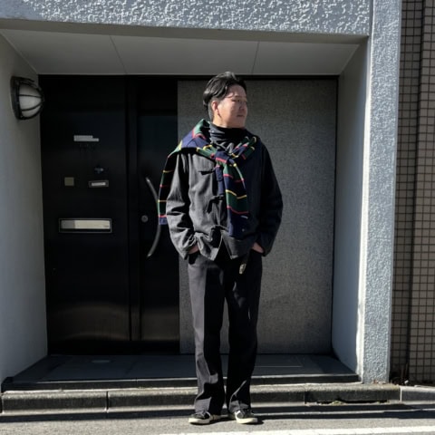 ジャケットにカラフルなラガーシャツを肩かけ。「ミスマッチ」なおしゃれのアイデア【メンズ服に学ぶ】