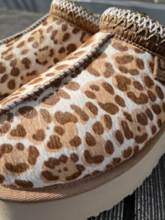 春を彷彿させる軽やかな配色になっているので、秋冬のレオパードと一線を画せるはず