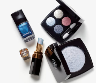 右上から時計回りに:レ キャトル オンブル 19 デニム ドリーム ¥13,200、ココ デニム ¥13,750、ルージュ ココ フラッシュ 284 ベイビー ブルー ¥6,490、ヴェルニ 419 レジャンド¥5,280(全てシャネル・2月27日数量限定発売)