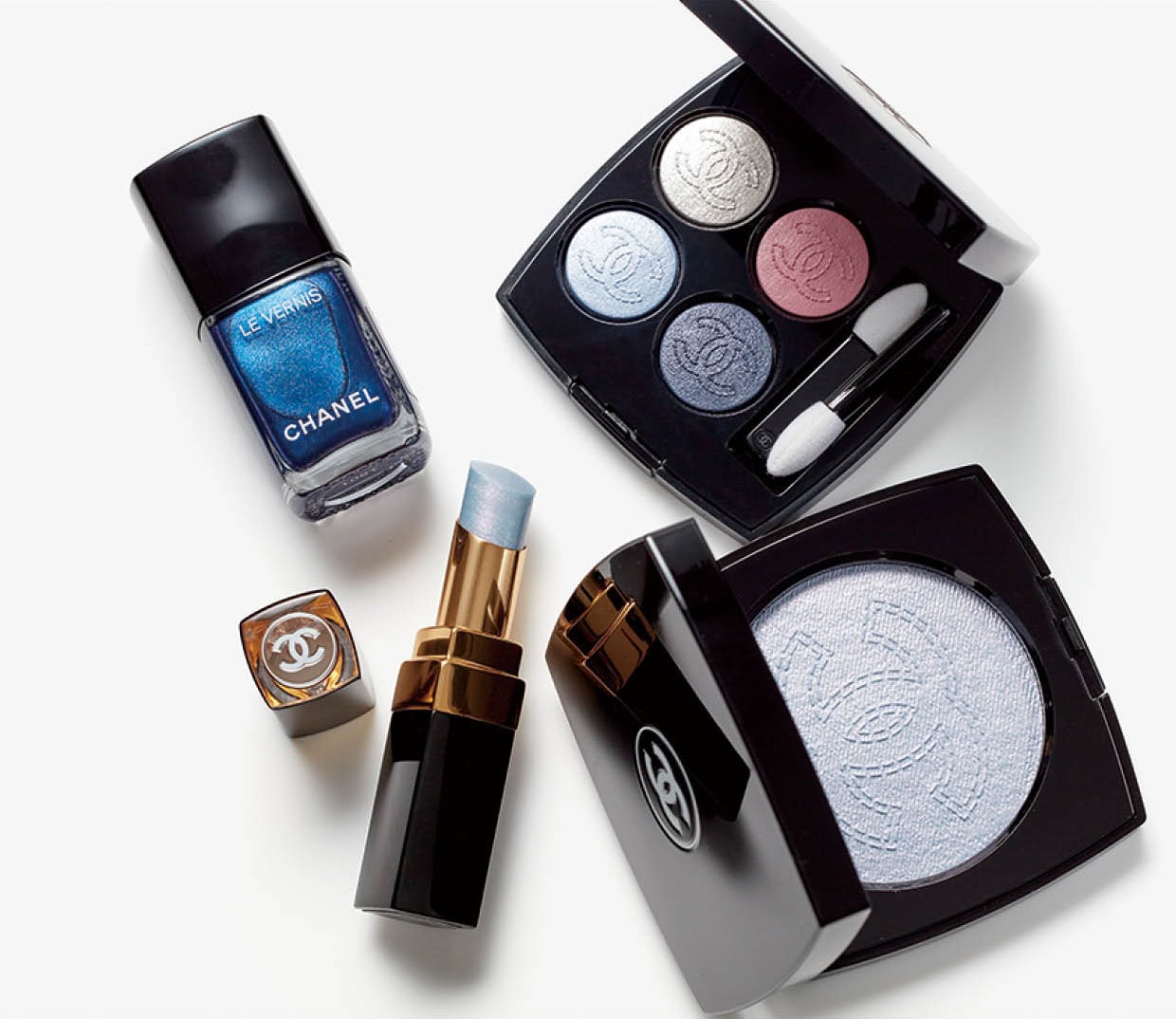 右上から時計回りに:レ キャトル オンブル 19 デニム ドリーム ¥13,200、ココ デニム ¥13,750、ルージュ ココ フラッシュ 284 ベイビー ブルー ¥6,490、ヴェルニ 419 レジャンド¥5,280(全てシャネル・2月27日数量限定発売)