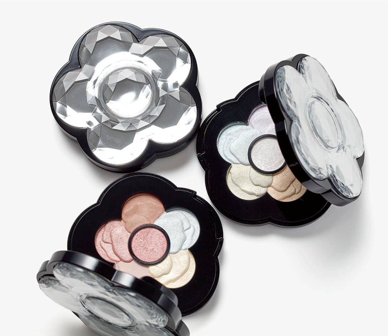 左から：チアリ― カラーズ フォー フェイス 01 チャーム ブルーム、同 03 ハーモニー ブルーム 各¥6,050（共にマリークワント コスメチックス・2月6日数量限定発売）