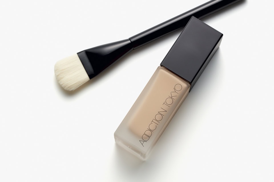 右から：アディクション ザ ファンデーション コンフィデント フィックス SPF18～22・PA＋＋＋ 全14色 各¥6,600、同 ファンデーションブラシ 11 ¥6,600（共にアディクション ビューティ・3月6日発売）