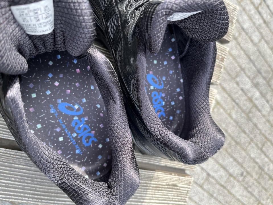 なんとインソールもキラキラ！ 着脱時にチラッと覗くとテンションも上がるはず