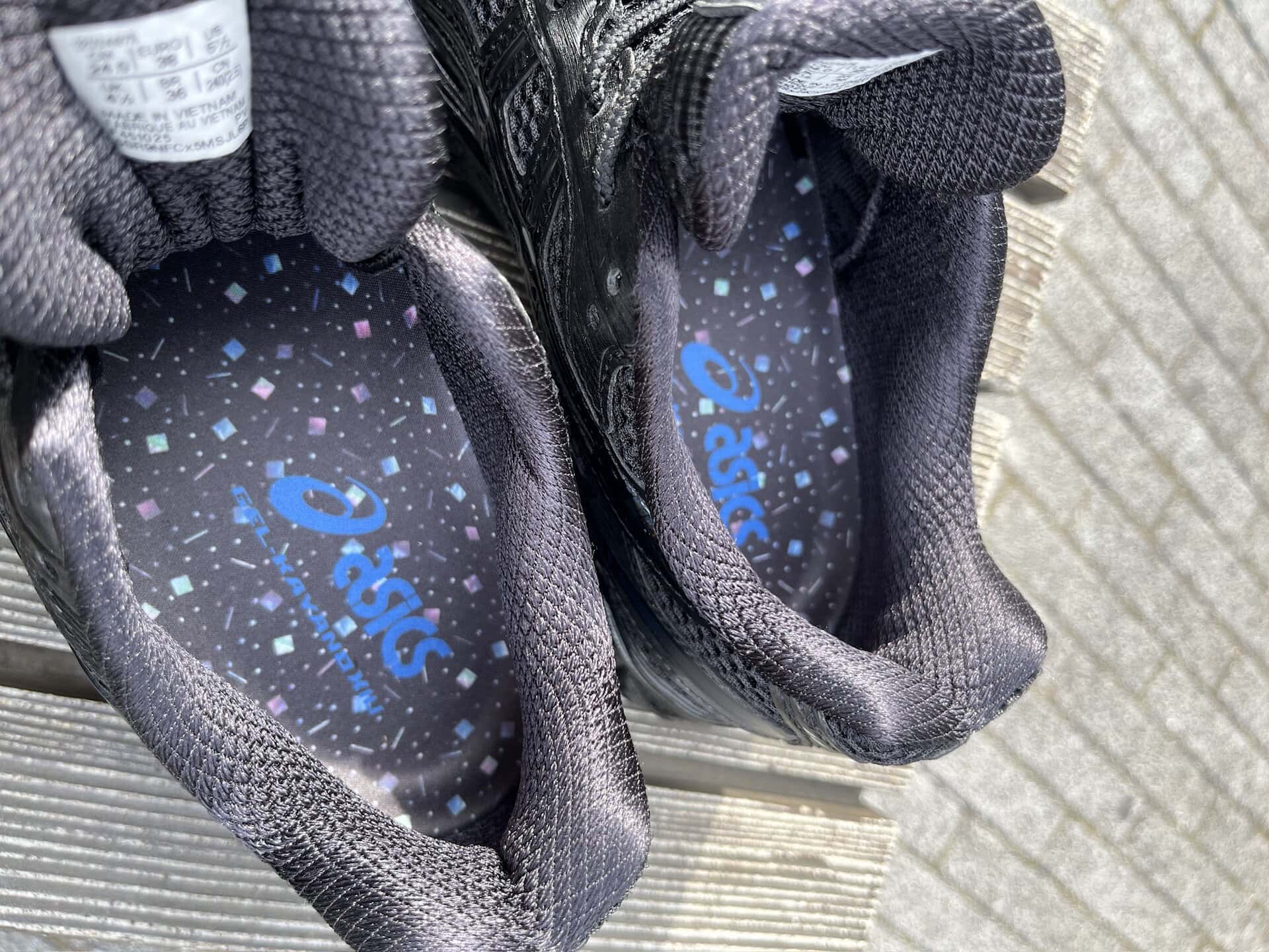 なんとインソールもキラキラ！ 着脱時にチラッと覗くとテンションも上がるはず