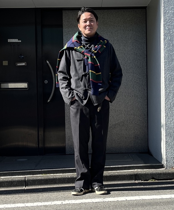 クラスのジャケット、フィルメランジェのタートル、ラングラーのパンツ、バーバリアンのラガーシャツ、アディダスのスニーカーは関口さん私物