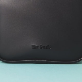 バッグの下部にはウィム ガゼットのロゴを型押し。