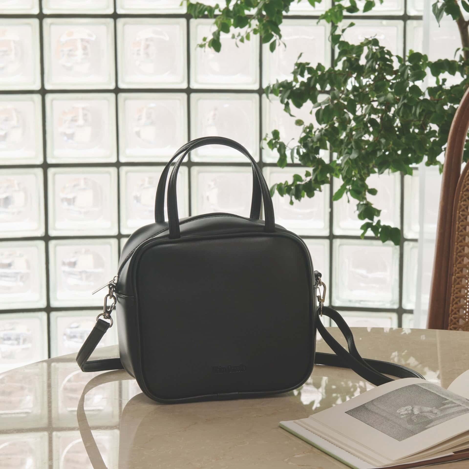 どんなコーディネイトにも合わせやすいシンプルな万能ミニバッグが完成！ SIZE（約）H16×W18×D8㎝ ショルダーストラップの長さ125㎝［最長］