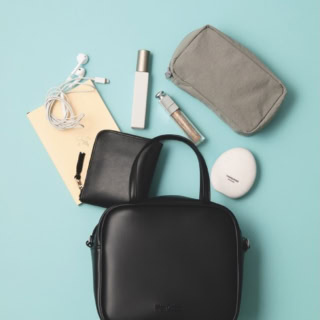 マチ付きで容量もしっかり。デイリー使いにも安心。