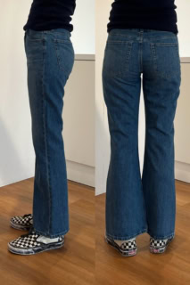 このブーツカット、本当にシルエットが絶妙じゃないですか？ 手前味噌で大変恐縮ですが、めっちゃ似合ってる、私（笑）。試着時はスリップオンスニーカーでしたが、バレエシューズとも合わせたい！