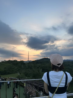 ギリギリ間に合わなかった日没。「今回は間に合わなかったけれど、空が綺麗に染まっていて情緒がありますね。普段サンセットを見ることもなかなかないので、いい体験でした」。