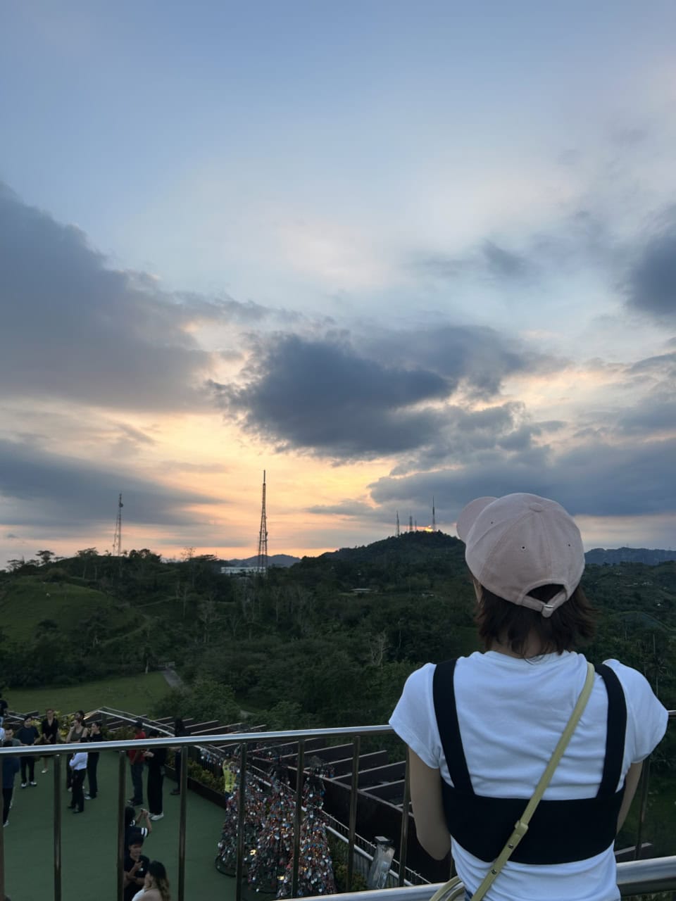 ギリギリ間に合わなかった日没。「今回は間に合わなかったけれど、空が綺麗に染まっていて情緒がありますね。普段サンセットを見ることもなかなかないので、いい体験でした」。