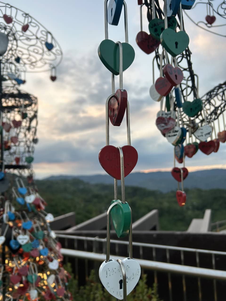 園内にはパリのポン・デ・ザールのように南京錠を付けられるスポットも。プロポーズの場所としても人気で、入り口には花束も売られていました。