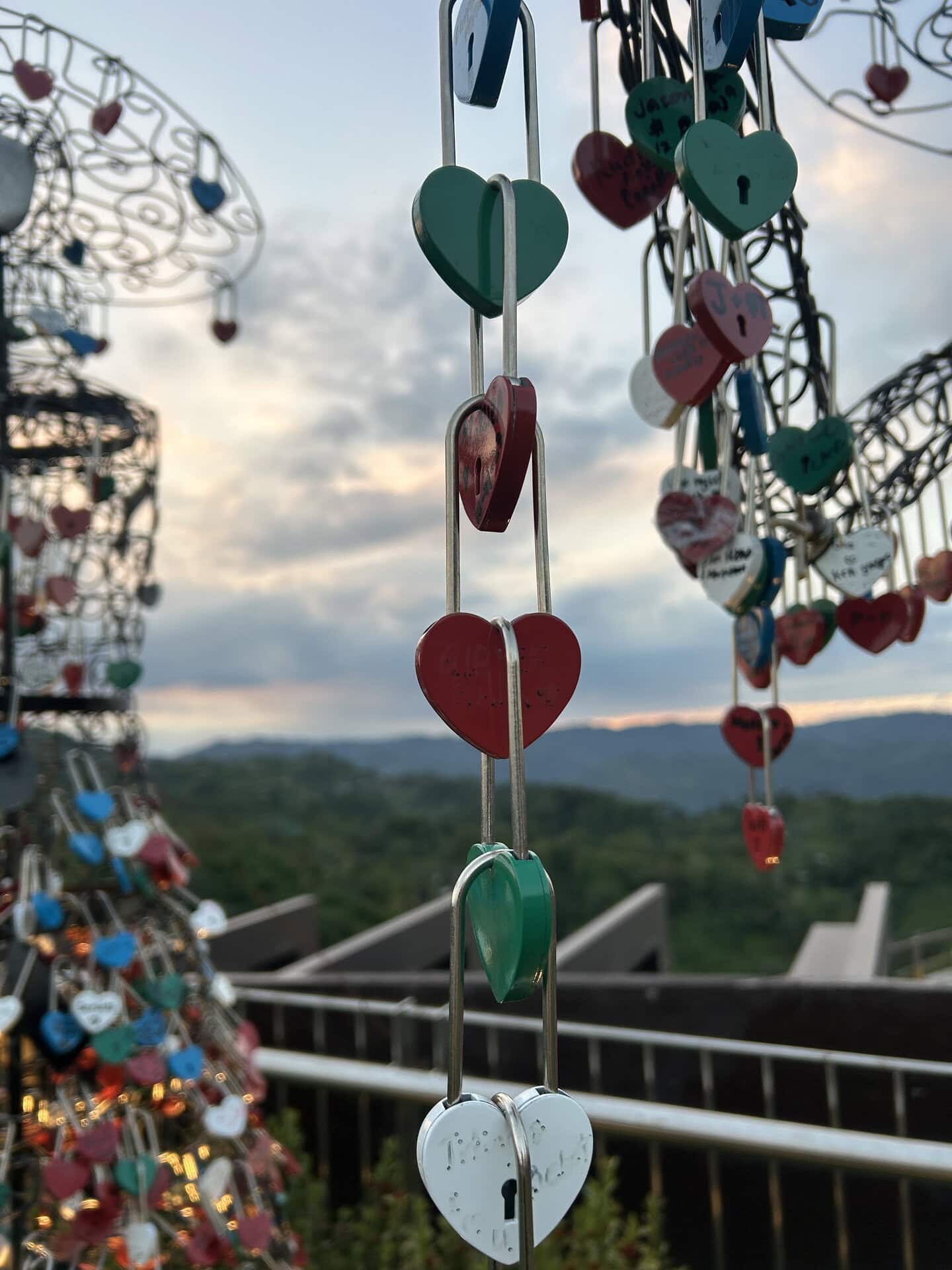 園内にはパリのポン・デ・ザールのように南京錠を付けられるスポットも。プロポーズの場所としても人気で、入り口には花束も売られていました。