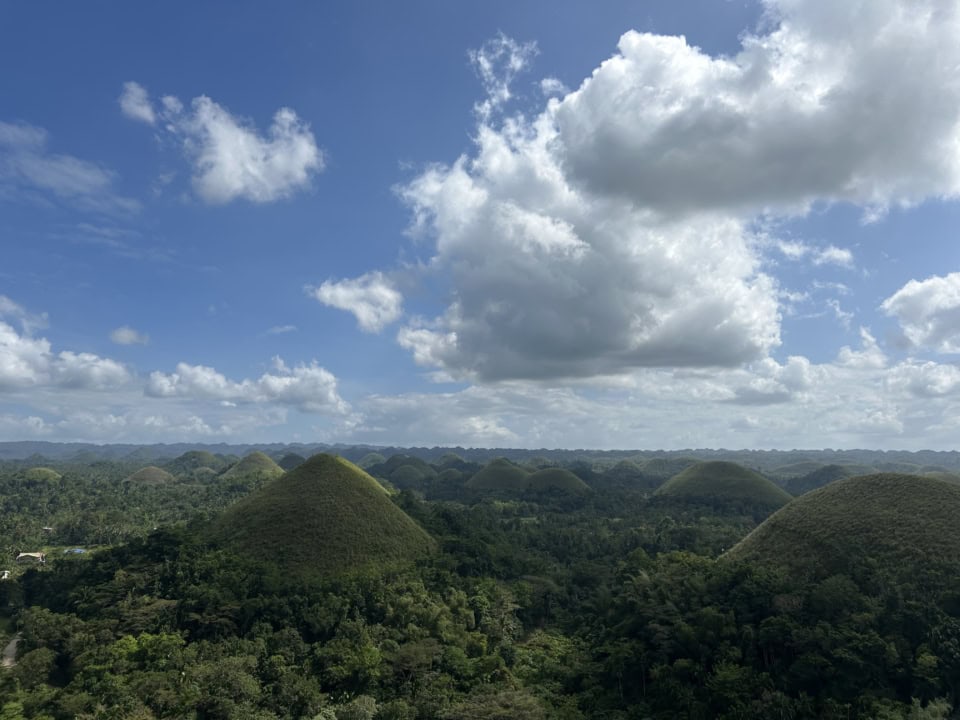 360°ぐるりと小さな丘が連なる光景は、まるで映画のセットのような異世界のような雰囲気。