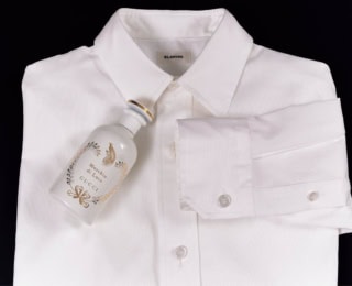 ムスクにトレンドのピンクペッパーを組み合わせ、爽やかにしてモダンな印象に。グッチ ビューティ グッチ ムスキオ ディ ルーチェ オードパルファム 100mL ¥50,050（コティジャパン・2/11発売）、シャツ¥77,000（ブラミンク／ブラミンク トーキョー）