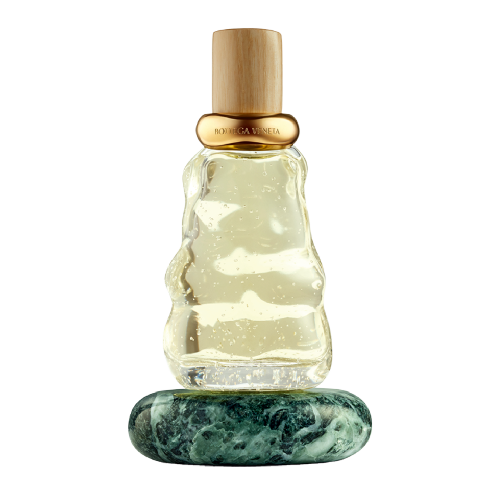 ジュニパーベリーとラブダナム（樹脂）が織りなす海を思わせる芳香。アクア サーレ オードパルファム 100mL ¥70,400（ボッテガ・ヴェネタ）