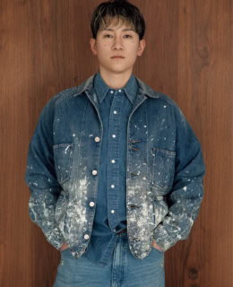 ジャケット¥71,500（オーセン ジャパン／ラフォエム）、シャツ¥18,700、パンツ¥19,800（共にラングラー／エドウイン・カスタマーサービス）