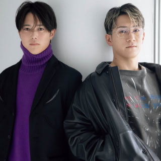 西川龍馬さん：ジャケット¥99,000（CCU）、Tシャツ¥38,500（トーキング アバウト ジ アブストラクション／ブリゲイトデザイン）、パンツ¥60,500（ダイリク）、眼鏡¥52,800（プロジェクトプロダクト／ブリンク外苑前）、森下暢仁さん：ジャケット¥79,310（リトルベッドルーム）、ニット¥68,200（キャッシュアンドバルバ／エグジステンス）、パンツ¥121,000（ラッピンノット／ウメダニット）