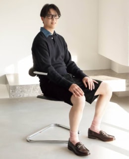 ニット¥25,300（NKNIT）、パンツ¥59,400（CCU）、ソックス¥3,850（パンセレラ／真下商事）、シューズ¥18,480（ハルタ）、眼鏡¥79,200（カトラー アンド グロス／ブリンク外苑前）