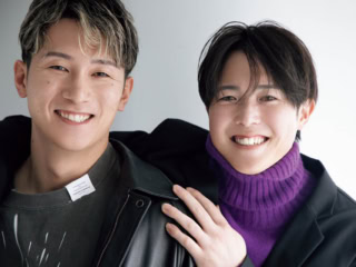 西川龍馬さん：ジャケット¥99,000（CCU）、Tシャツ¥38,500（トーキング アバウト ジ アブストラクション／ブリゲイトデザイン）、パンツ¥60,500（ダイリク）、眼鏡¥52,800（プロジェクトプロダクト／ブリンク外苑前）、森下暢仁さん：ジャケット¥79,310（リトルベッドルーム）、ニット¥68,200（キャッシュアンドバルバ／エグジステンス）、パンツ¥121,000（ラッピンノット／ウメダニット）