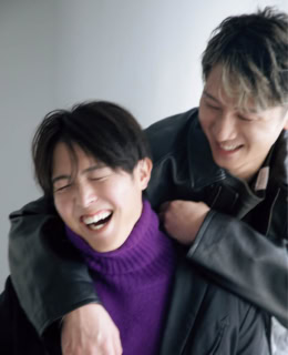 西川龍馬さん：ジャケット¥99,000（CCU）、Tシャツ¥38,500（トーキング アバウト ジ アブストラクション／ブリゲイトデザイン）、パンツ¥60,500（ダイリク）、眼鏡¥52,800（プロジェクトプロダクト／ブリンク外苑前）、森下暢仁さん：ジャケット¥79,310（リトルベッドルーム）、ニット¥68,200（キャッシュアンドバルバ／エグジステンス）、パンツ¥121,000（ラッピンノット／ウメダニット）