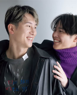 西川龍馬さん：ジャケット¥99,000（CCU）、Tシャツ¥38,500（トーキング アバウト ジ アブストラクション／ブリゲイトデザイン）、パンツ¥60,500（ダイリク）、眼鏡¥52,800（プロジェクトプロダクト／ブリンク外苑前）、森下暢仁さん：ジャケット¥79,310（リトルベッドルーム）、ニット¥68,200（キャッシュアンドバルバ／エグジステンス）、パンツ¥121,000（ラッピンノット／ウメダニット）