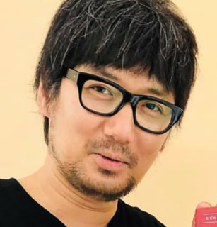 河北裕介（かわきた・ゆうすけ）／多くの俳優やモデルから支持を集めるヘア＆メイクアップアーティスト。人気ライフスタイルブランド「＆be（アンドビー）」のプロデュースを手がけるほか、YouTube「河北裕介公式チャンネル」でもその美の哲学を発信している。