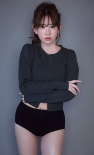 カーディガン※ビスチェとセット¥12,100（dium.／インティ）、ショートパンツ¥4,390（ザラ／ザラ カスタマーサービス）