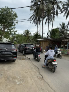ローカルなアジア感。エリア内移動はバイクが多いそう。このエリアは配車アプリで降りるのは可能ですが捕まえる事はできないのでホテルにお願いするか、ローカルタクシーに連絡するのが一般的。