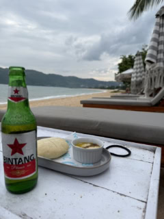 日が沈んだ後、ディナーまでに至福の一杯。インドネシアといえばのビンタンビールで乾杯。