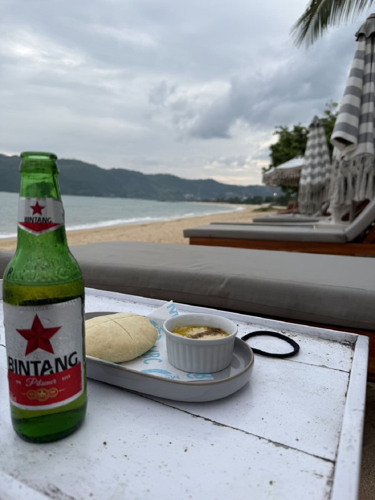 日が沈んだ後、ディナーまでに至福の一杯。インドネシアといえばのビンタンビールで乾杯。