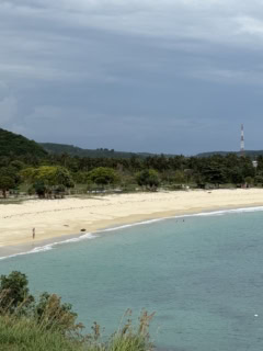 だ開発されていないエリアはナチュラルで静か。海水浴をしている人ももちろんいました。