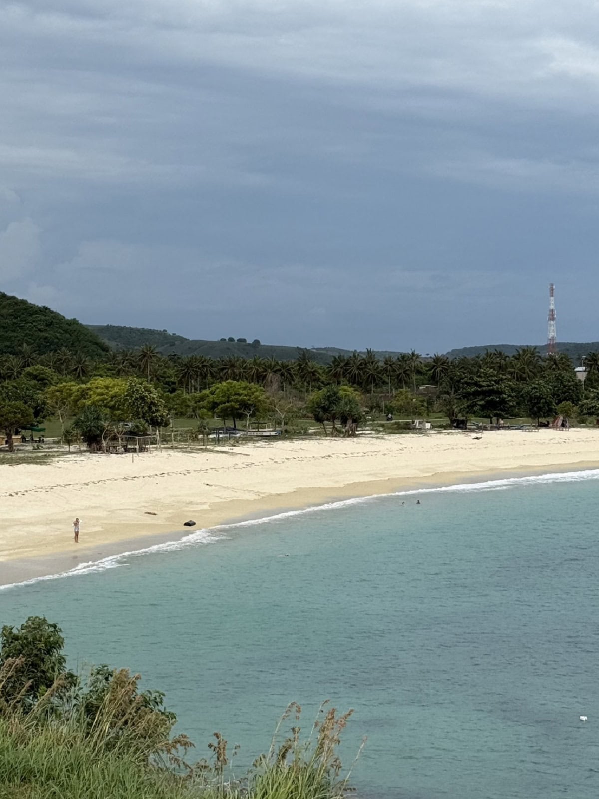 だ開発されていないエリアはナチュラルで静か。海水浴をしている人ももちろんいました。