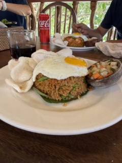 やっぱり美味しいナシゴレン。いわゆるチャーハンですね。