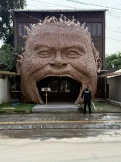 ちょっとびっくりする外観のこちらはメインストリートにあるラーメン屋さん。とってもにぎわっていました！