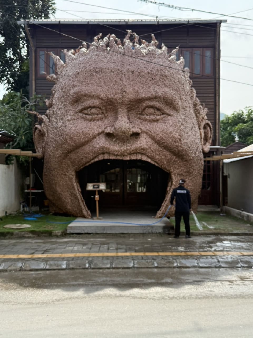 ちょっとびっくりする外観のこちらはメインストリートにあるラーメン屋さん。とってもにぎわっていました！