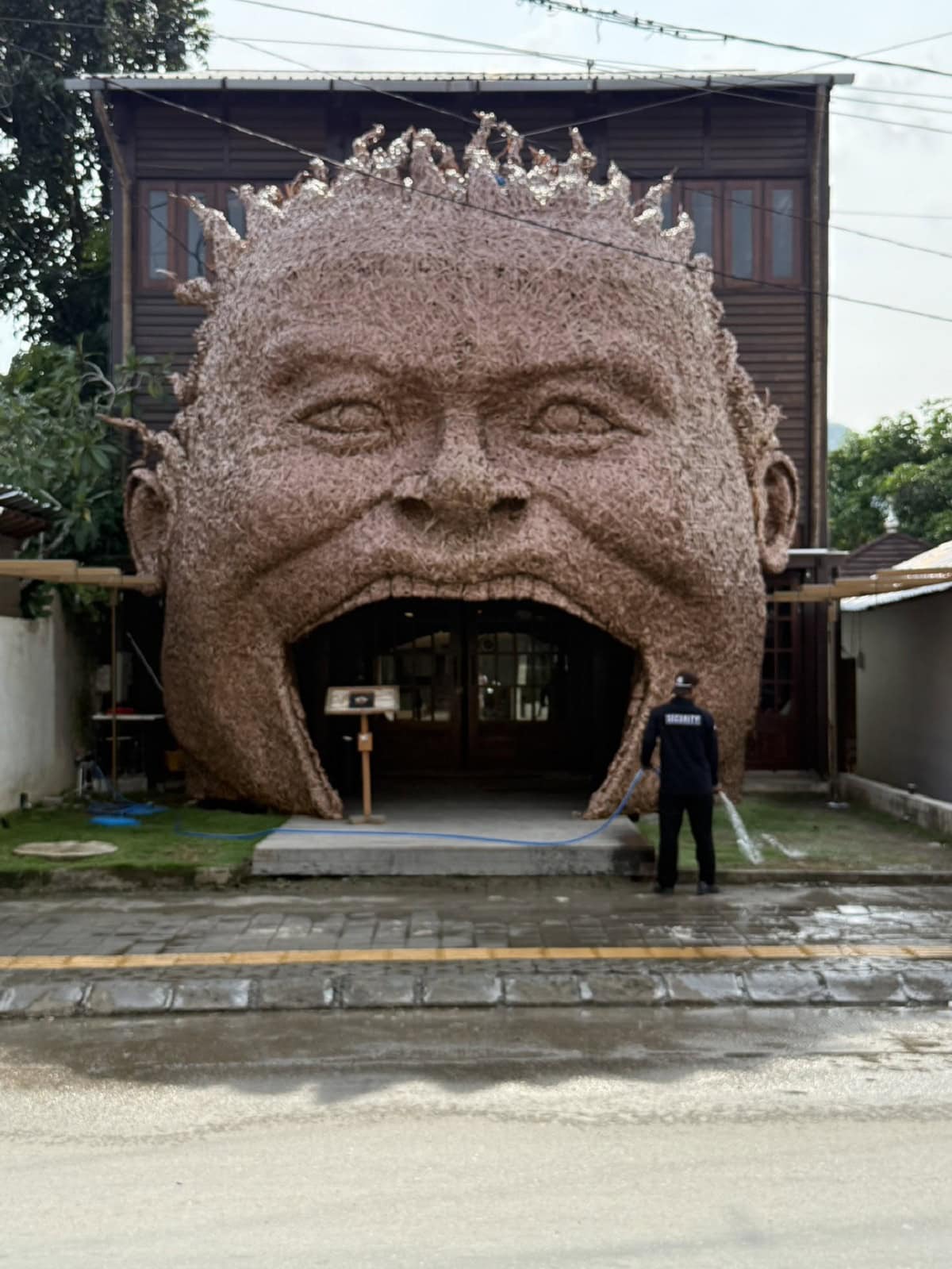 ちょっとびっくりする外観のこちらはメインストリートにあるラーメン屋さん。とってもにぎわっていました！