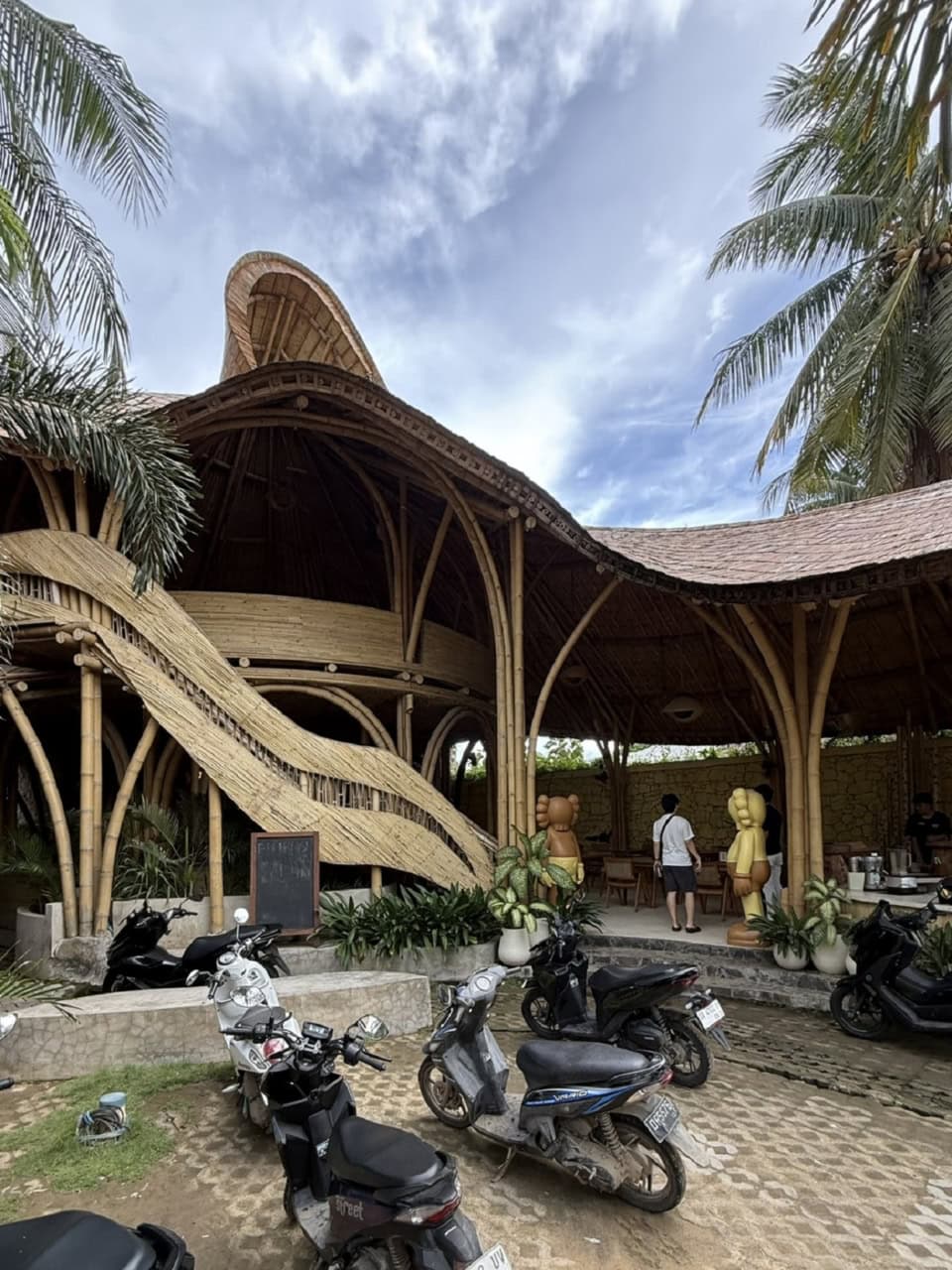 こちらは『Honey Jack Cafe』というモーニングやランチを楽しめるカフェ。奥にはおおきなフィットネスジムもあります。アサイーボウルなども！