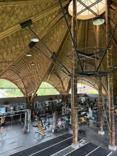 カフェの奥にある『XENO FIT GYM LOMBOK』。本格的なマシンが揃ったジムは1日ドロップインも可能だそうです。今回はいきませんでしたが食べすぎたときや身体を動かしてリフレッシュ！も大人の旅には必要かもしれませんね