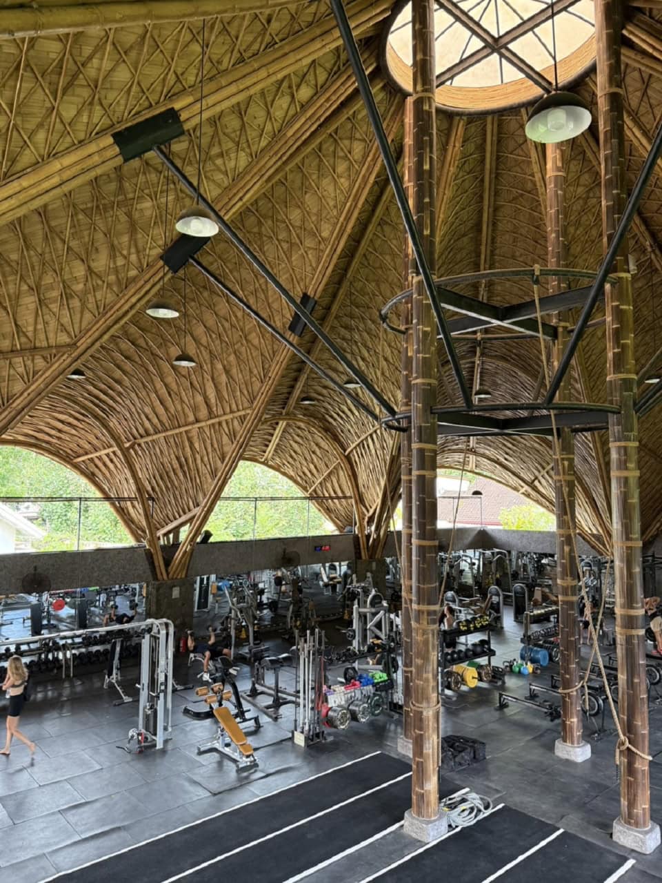 カフェの奥にある『XENO FIT GYM LOMBOK』。本格的なマシンが揃ったジムは1日ドロップインも可能だそうです。今回はいきませんでしたが食べすぎたときや身体を動かしてリフレッシュ！も大人の旅には必要かもしれませんね